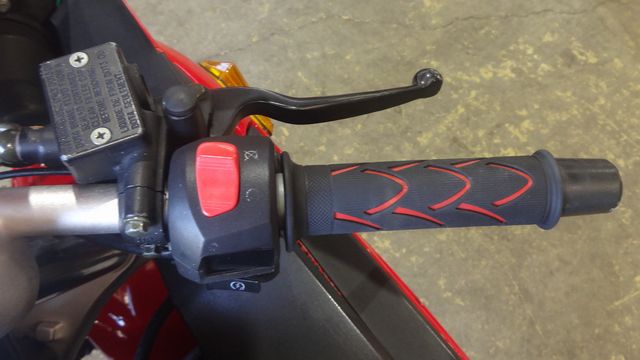 アクセルグリップの使用感やブレーキフルードタンクの傷