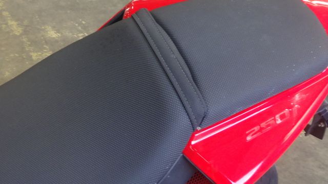 軽い色褪せやヘタリの感じられるシート