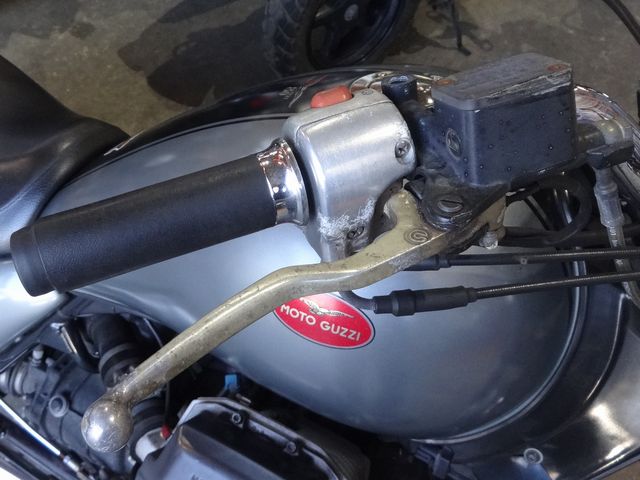 劣化が目立つフルードタンクやスイッチ回り