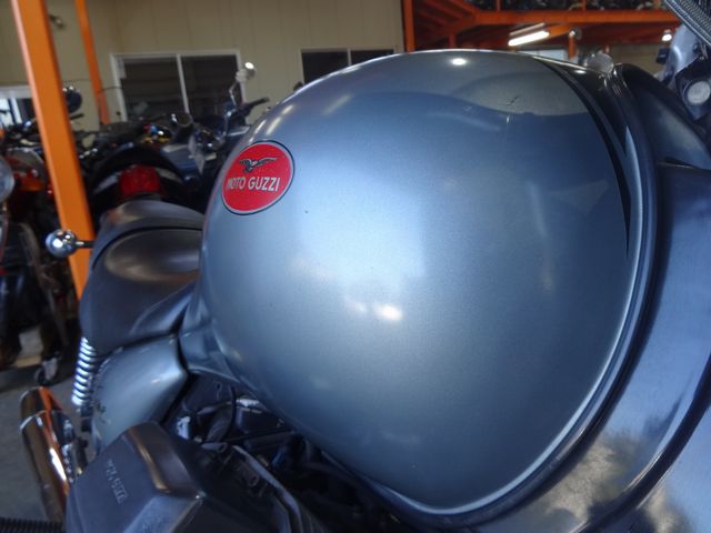 軽い擦り傷などありますが凹みなどはないタンク