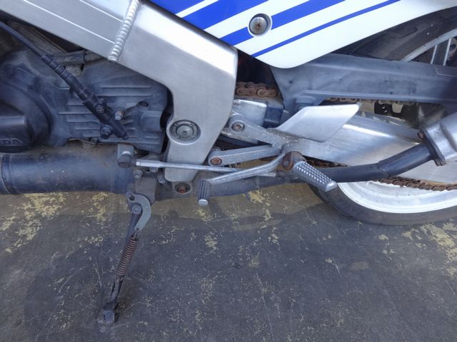 フレーム回りのボルトやスタンドなどの錆びが目立つ