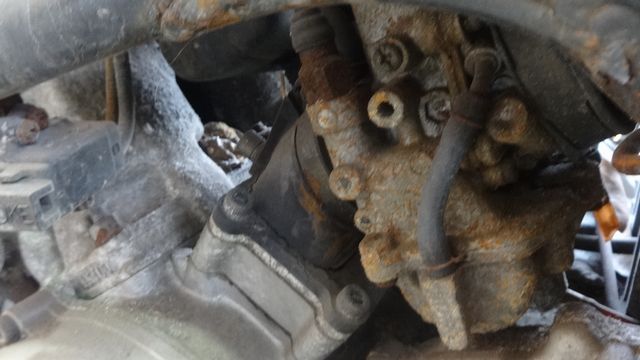 錆びで固着しているキャブレターのネジやボルト