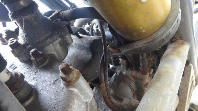 大量のオイル漏れ痕も長期放置で乾きつつある