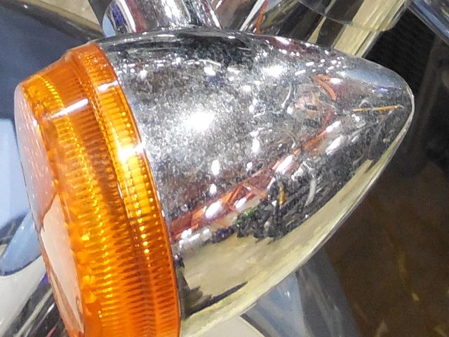 くすみや腐食の目立つウィンカーカバー