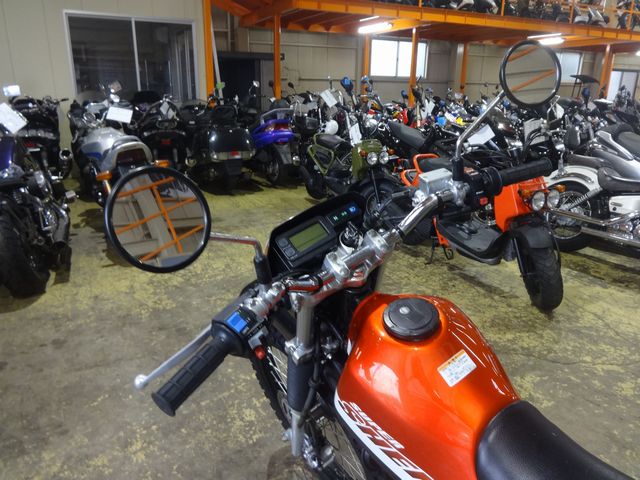 タンクに目立たない小傷多め、ハンドル回りは比較的綺麗