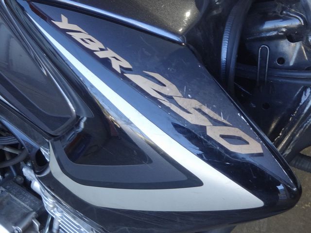 広範囲の擦り傷があるセンターカウル