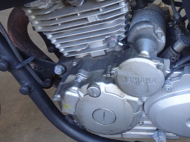 汚れや腐食がやや目立つエンジン