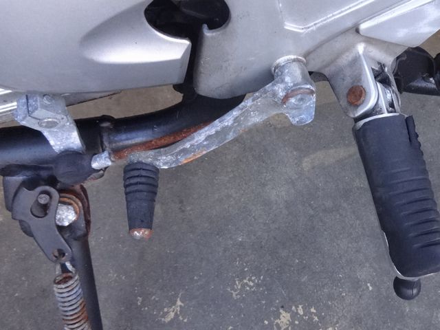 シフトペダルやスタンド周辺の目立つ劣化