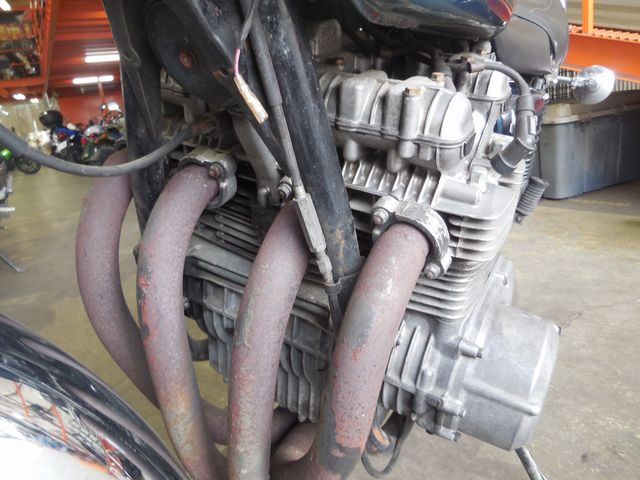 再塗装が剥げて錆びでボロボロの下地が見えるエキパイ