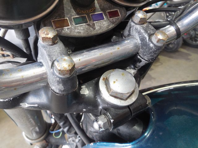 塗装剥離や錆びの目立つステムやハンドル回り