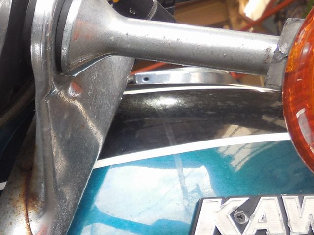 錆びの目立つウィンカーステー