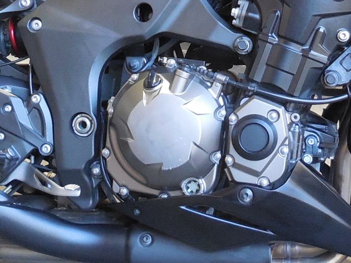 クランクケースカバーに削れ傷のある水冷4スト4気筒エンジン