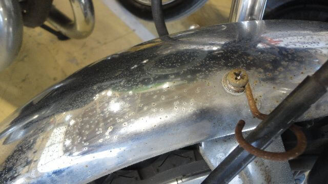 劣化の目立つフェンダー