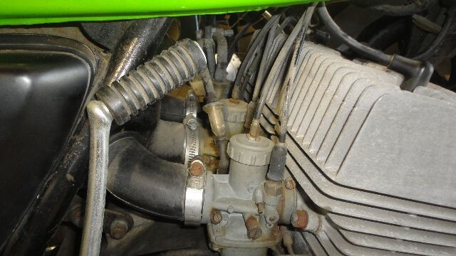 キャブの留め具回り錆び