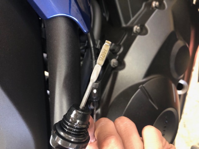 オイルフィラーキャップ/キャップについたゲージにてオイル量、色を確認