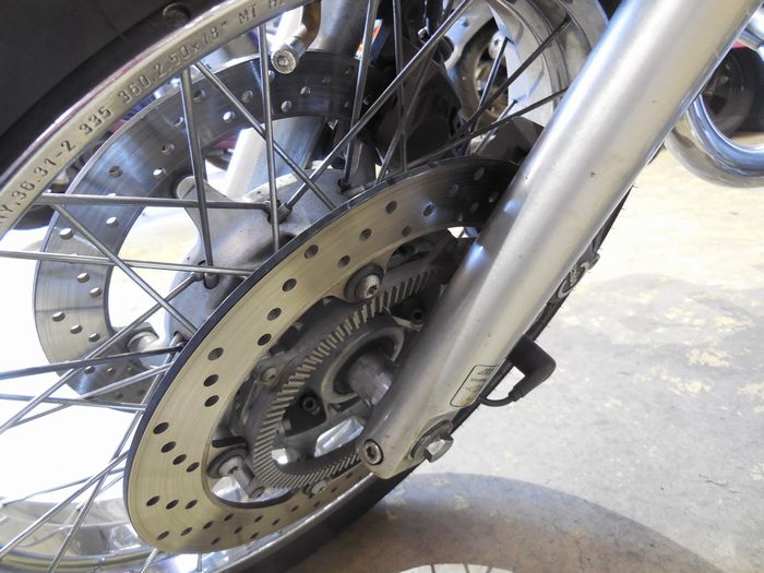 軽いディスク減りや小傷があるものの綺麗なフロントホイール