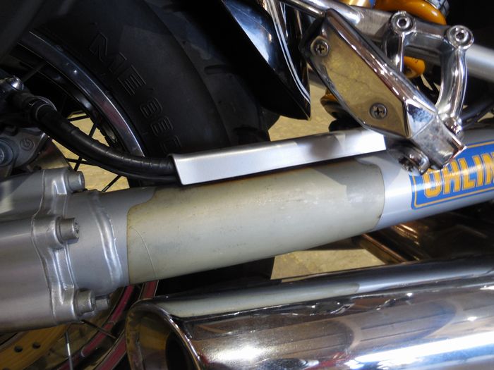 細かい傷やさびがやや目立つスイングアーム