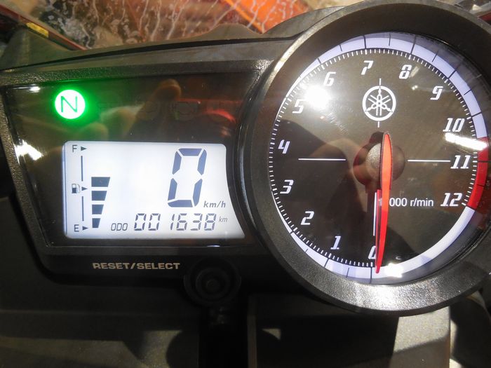 デジタルとアナログへ併用のメーター。走行距離は1,638km