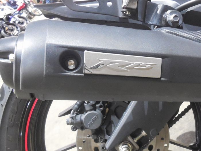マフラーに貼付されたR15の刻印があるプレートに擦り傷