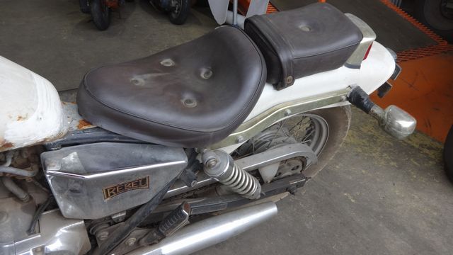 外装全体に色濃い劣化や風化が見受けられる