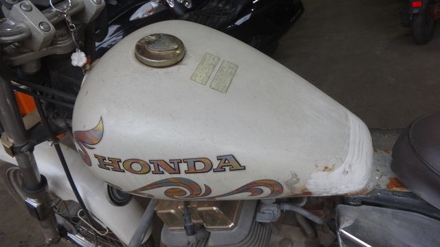 剥離したペイントを自己修復した痕が残るタンクプ