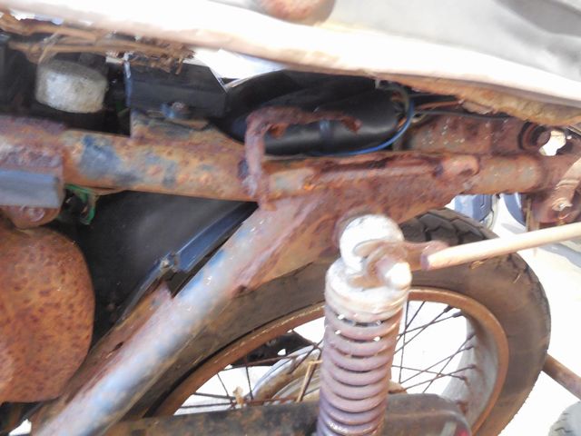 フレームからボロボロ落ちる錆び