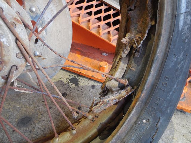 錆びで原形を失ったフロントホイール