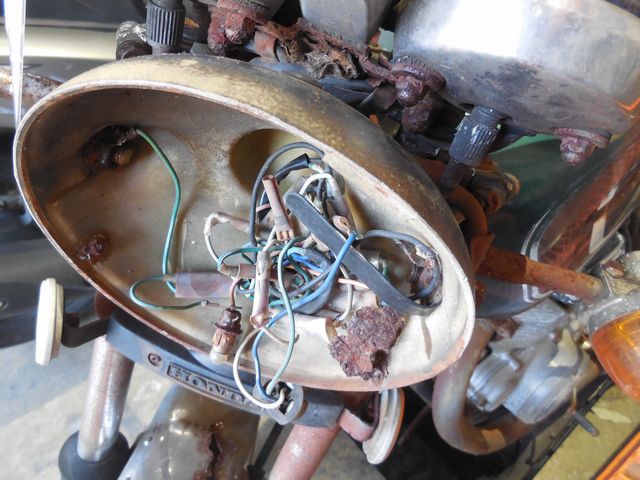 スクラップとしか形容できないヘッドライト周り