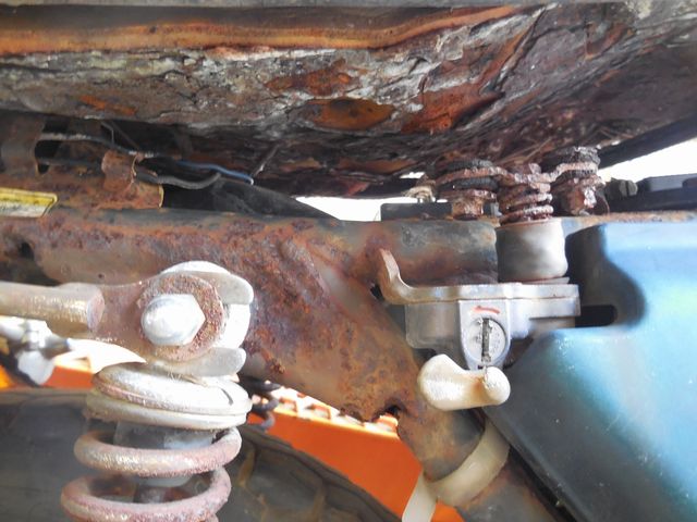 錆びで鉄屑と化したCB250の金属部分