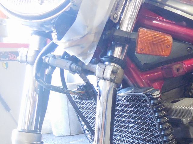 事故の衝撃で大きく曲がっているフロントフォーク