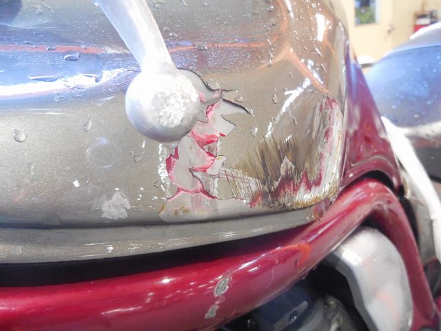 タンク左側面にある広範囲の転倒傷