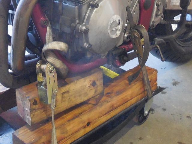 自立できず、押しても動かせない処分となったGSF750