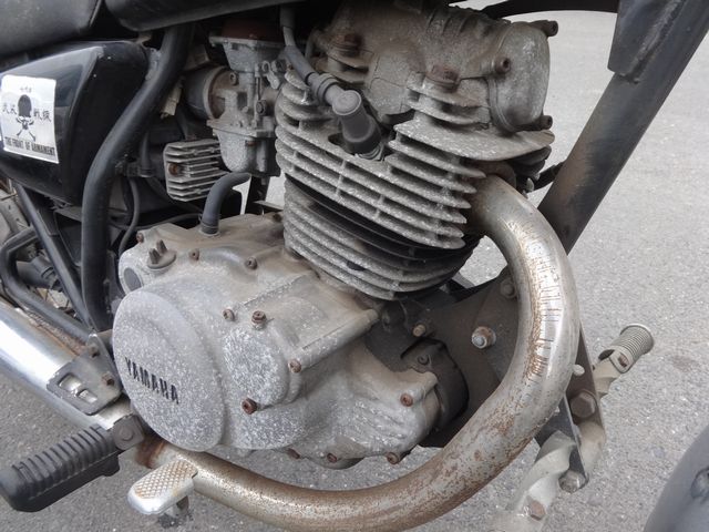 腐食とオイル漏れが目立つ空冷エンジン