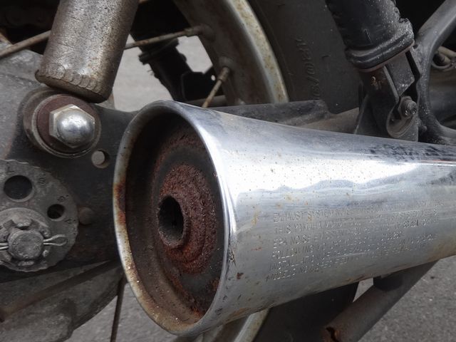 排気口が錆びで朽ちているマフラー