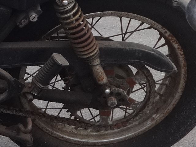 錆びで覆われているリアショックやリアホイール回り