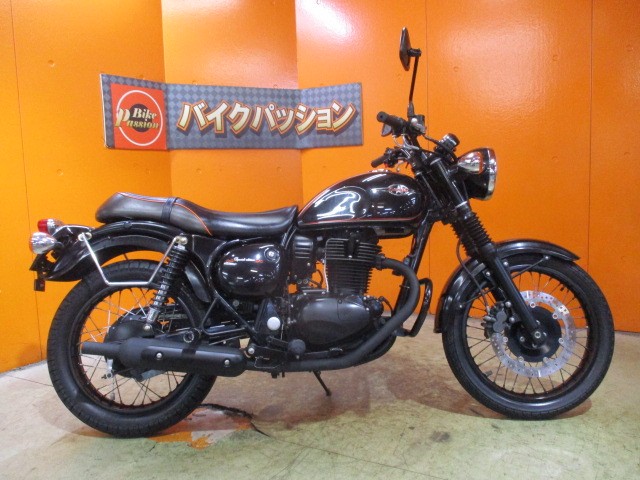 横から見てもこの通り状態グッド！外装のブラックにエンジンもマフラーもブラック！これは本当に渋い！