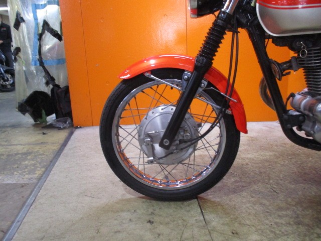 ホイールもこの通り状態グッド！モデルカスタムですからブレーキもドラム！これまたレトロ！！