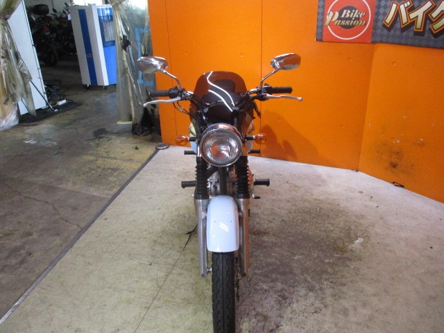 フロントから見てもこの通り状態グッド！スクリーン装備は嬉しいオプション！通販も勿論大歓迎の一台！！