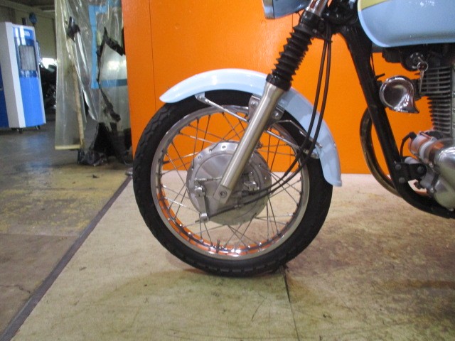 ホイールもこの通り状態グッド！モデルカスタムですから、ブレーキも前後ドラム！これまたクラシカル感が有