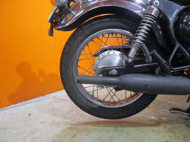 マフラーも社外のキャプトンブラックマフラー！！これはかっこいい！！男女問わず人気の高いエストレヤ！！