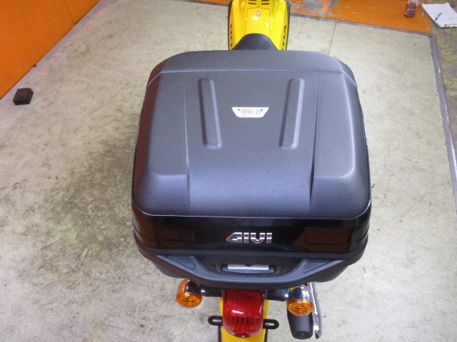 高価なスクエアタイプのＧｉｖｉＢＯＸ装備！！このＢＯＸは２万近くする高価なＢＯＸですよ！！