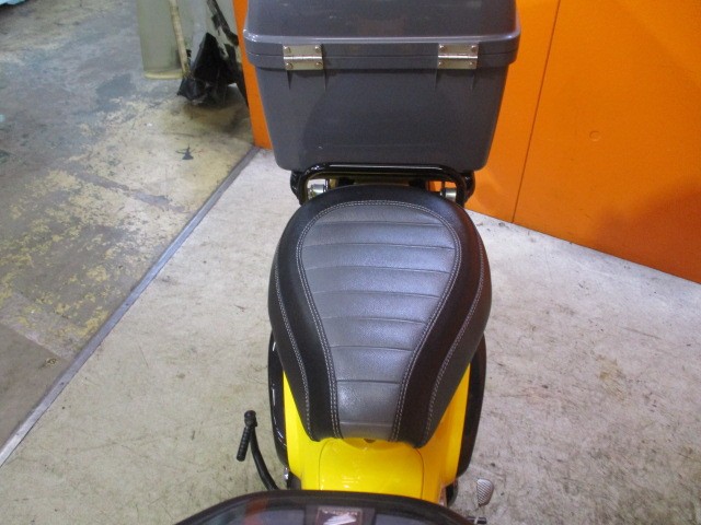 シートもこの通りお洒落な社外品に変更済み！勿論破れもへたりもない本当に綺麗なシートですよ！！