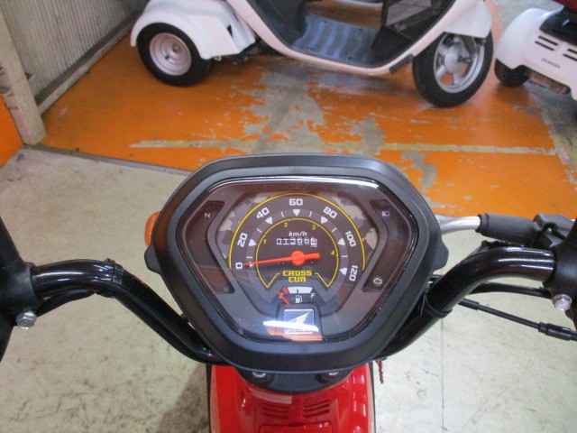 走行も１５６６ｋｍの低走行車！クロスカブは燃料消費率１Ｌ＝６６．７ｋｍの高燃費車両ですよ！！