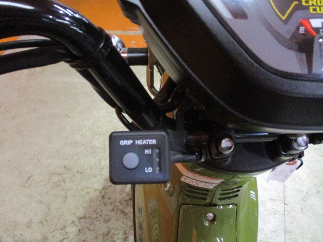 今の時期には本当に嬉しい！アジャスター機能付きグリップヒーター装備済み！通勤時は本当に快適ですよ！！