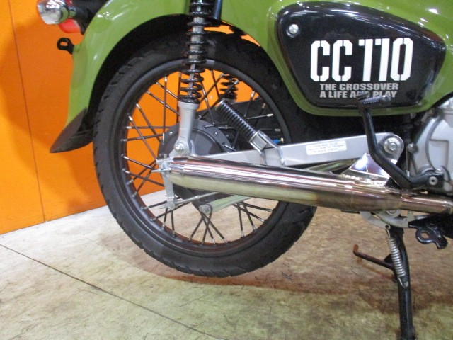 マフラーも社外のステンレスマフラー装備！クロスカブでマフラー付きは本当に球数が少ないので悩むのは危険