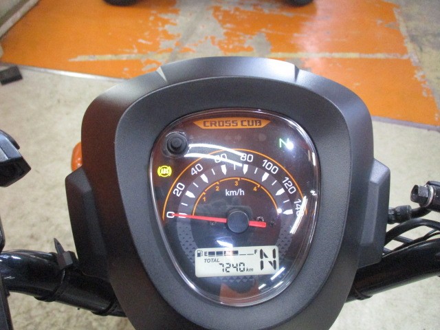 走行も７２４０ｋｍの低走行車！！燃料消費率１Ｌ＝６７．９ｋｍは流石クロスカブ！高燃費車両ですよ！！