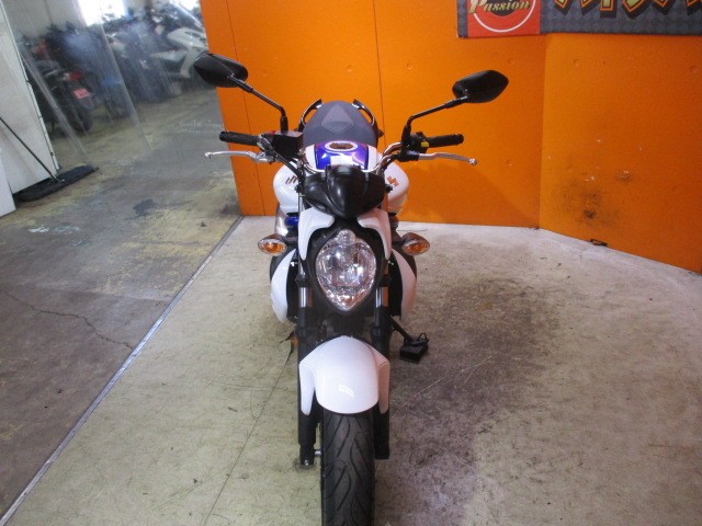 フロントから見てもこの通り状態グッド！車両重量はなんと４００モデルとほぼ変わらない２０５ｋｇ！軽い！