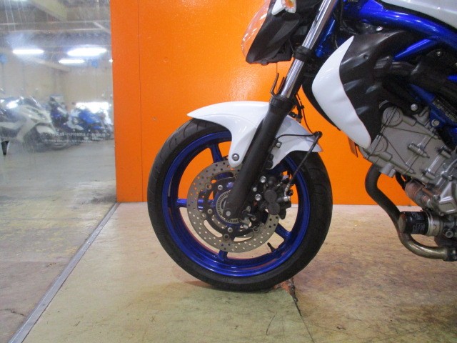 ホイールもこの通り状態グッド！マイチェン後ですからホイールも純正でスポーティーなブルーホイール！！