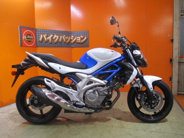 横から見てもこの通り状態グッド！前オーナー様に感謝の一台！外装もエンジンもマフラーまでもが綺麗な一台