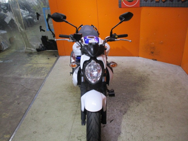 フロントから見てもこの通り状態グッド！！正に次世代ネイキッド＝グラディウスですよね！！